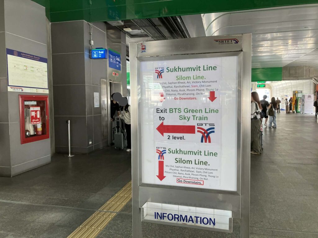 パヤタイ駅構内にあるBTSスクンビット線・シーロム線への乗り換え案内