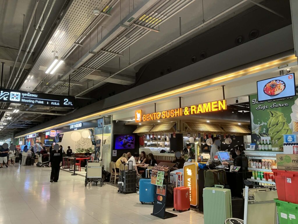 スワンナプーム空港到着階のレストランエリア。寿司やラーメン店が並ぶ