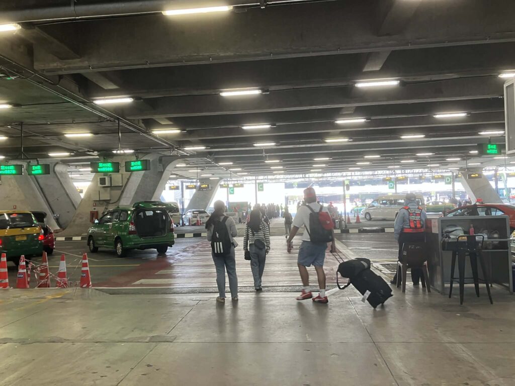 スワンナプーム空港到着階からGrab乗車エリアへ向かう通路の様子