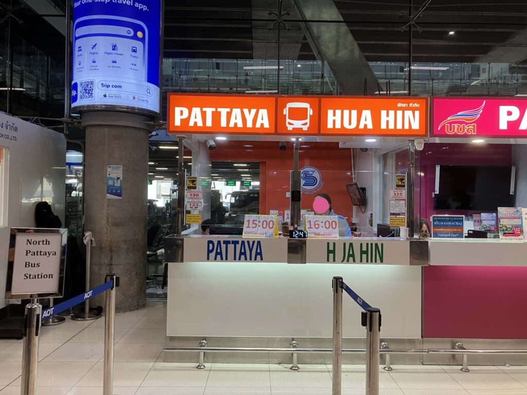 スワンナプーム空港の長距離バスチケットカウンター。パタヤ・ホアヒン行き