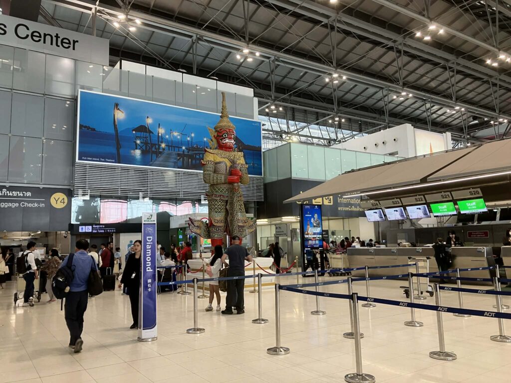 スワンナプーム空港出発階に設置されたタイの守護像ヤック