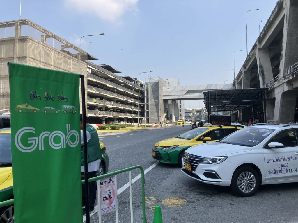 スワンナプーム空港1階のGrab(配車アプリ)ピックアップエリア。到着後に利用する配車乗り場の様子