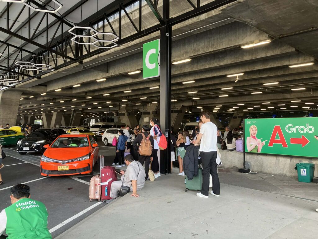 スワンナプーム空港のGrabピックアップエリア。到着階Cゾーン付近で配車待ちをする利用者
