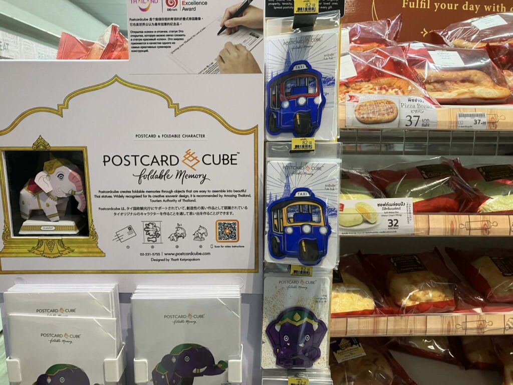 スワンナプーム空港ローソンの商品棚。パンや軽食、タイ土産