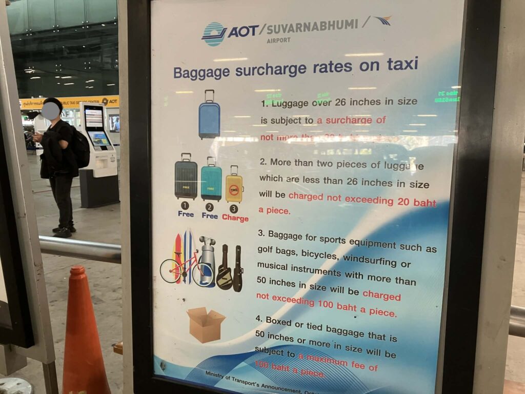 スワンナプーム空港のタクシー荷物追加料金に関する案内掲示