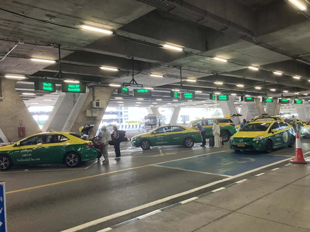 スワンナプーム空港の一般タクシー乗り場。メーター制タクシーが並ぶ