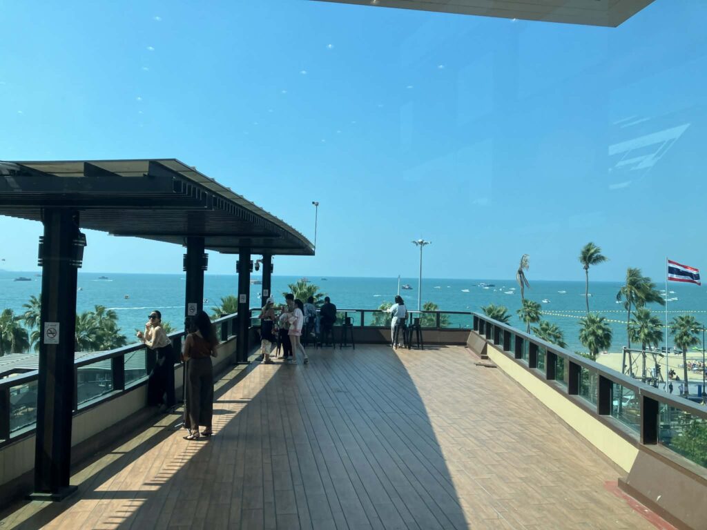 THE BARISTRO バルコニー席からのパタヤビーチ眺望