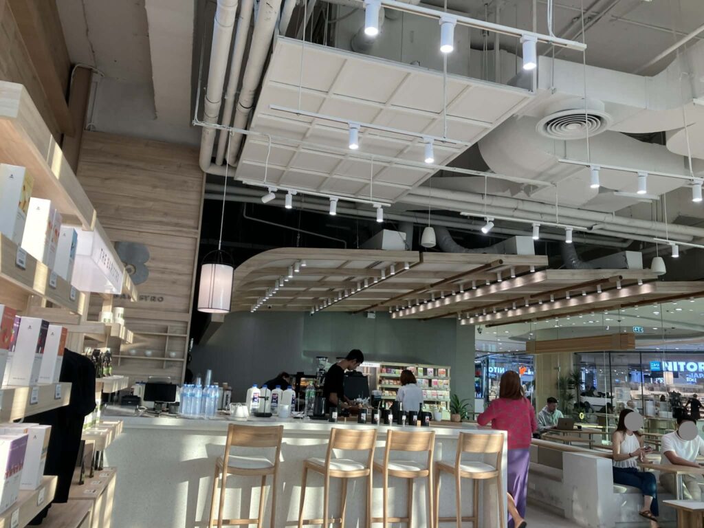 THE BARISTRO 注文カウンターと店内の様子