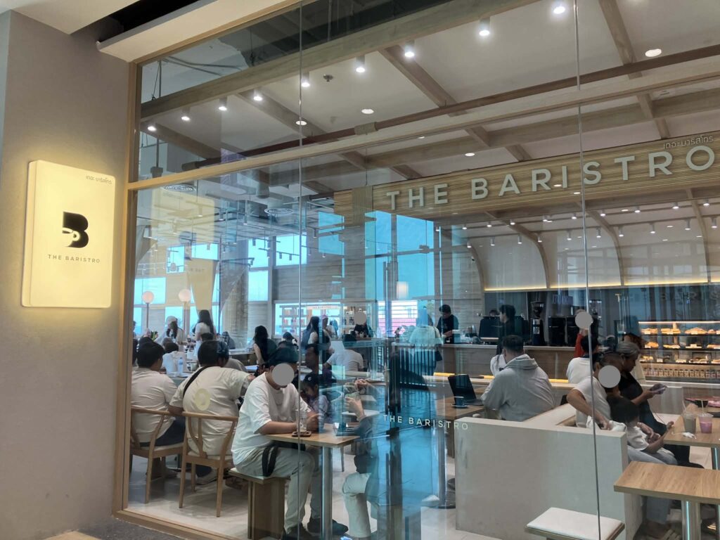THE BARISTRO セントラルパタヤの外観と店名サイン