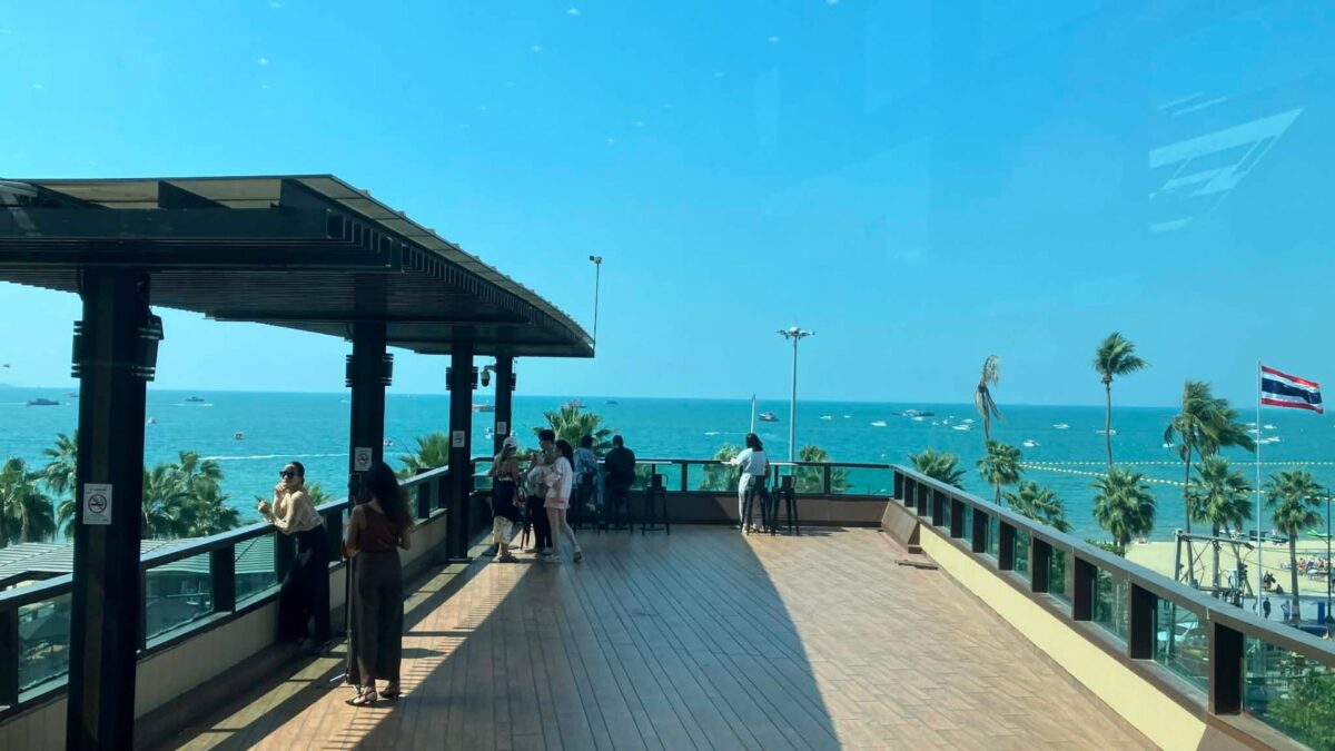 【2026年最新】セントラルパタヤ3階・海が見える新カフェ「THE BARISTRO」実訪レポ