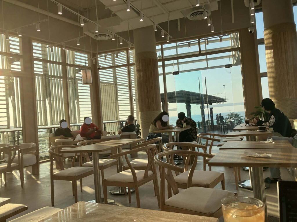 THE BARISTRO 夕方の店内と客席の様子