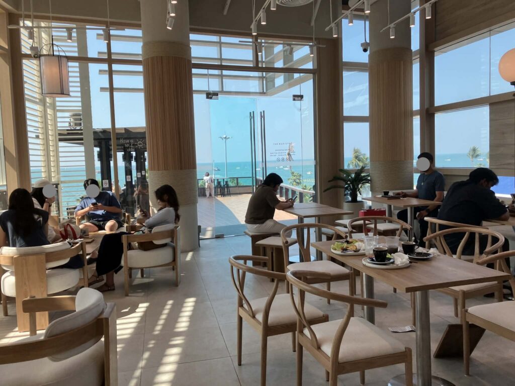 THE BARISTRO 店内席から見えるパタヤビーチの景色