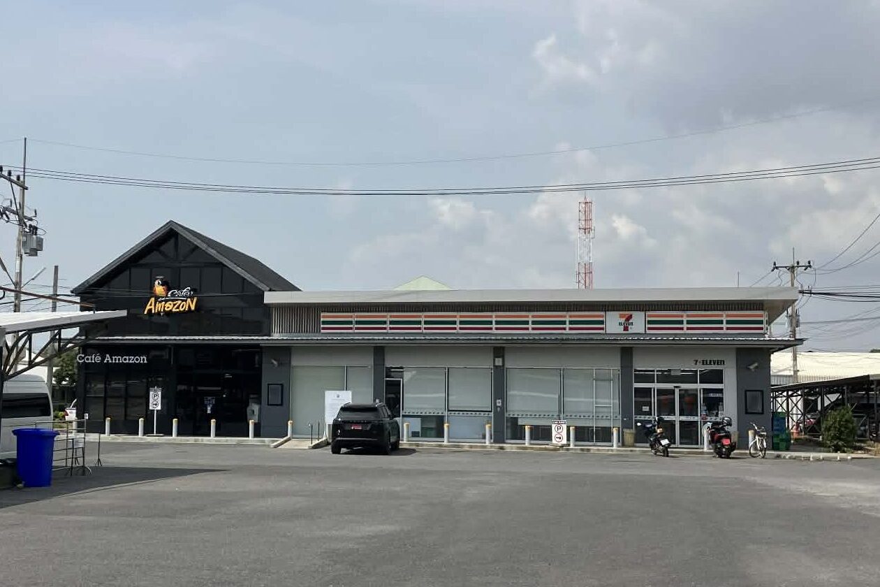 ウタパオ空港向かいにあるセブンイレブンとカフェAmazon