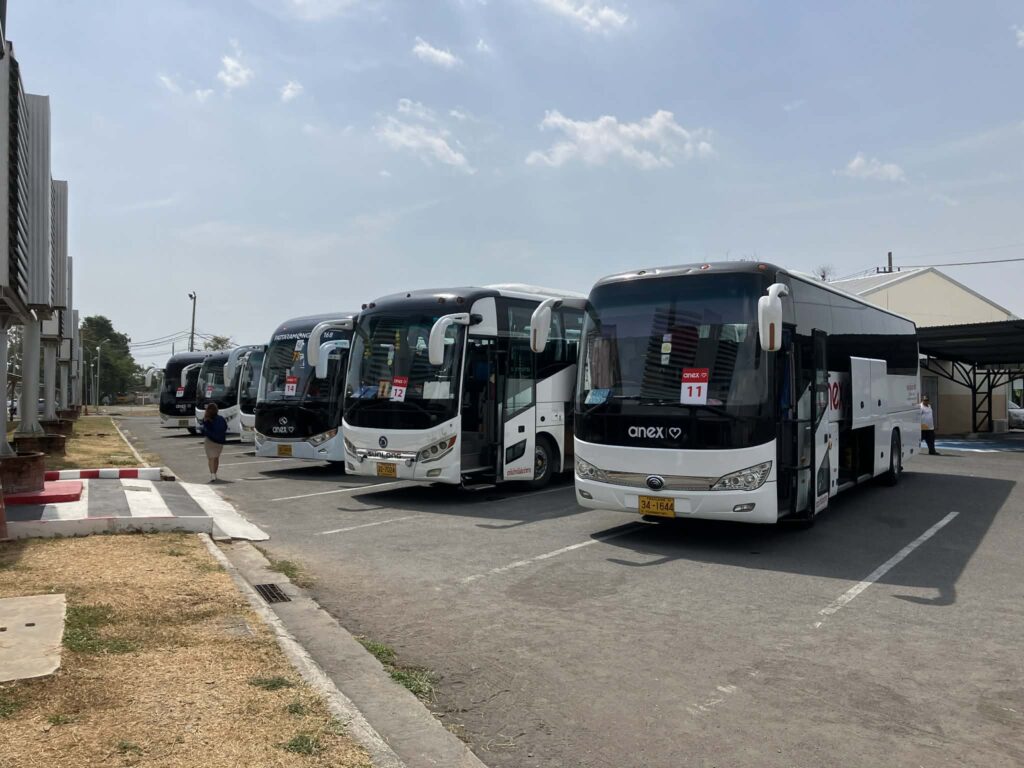 ウタパオ空港敷地内で待機する団体ツアーバス