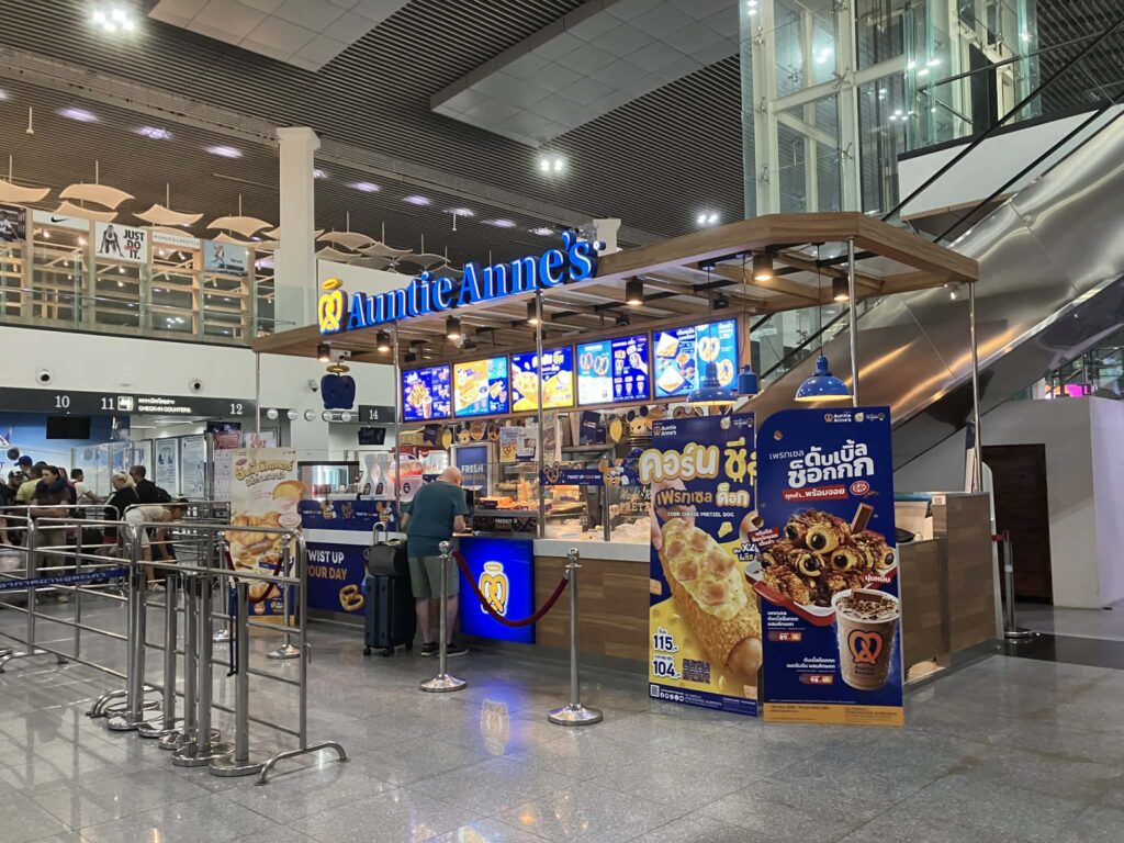 ウタパオ空港ターミナル内のAuntie Anne’s店舗