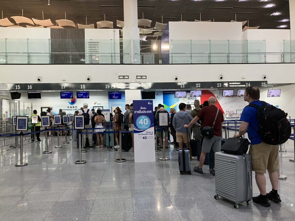 ウタパオ空港の国内線チェックインカウンターの様子