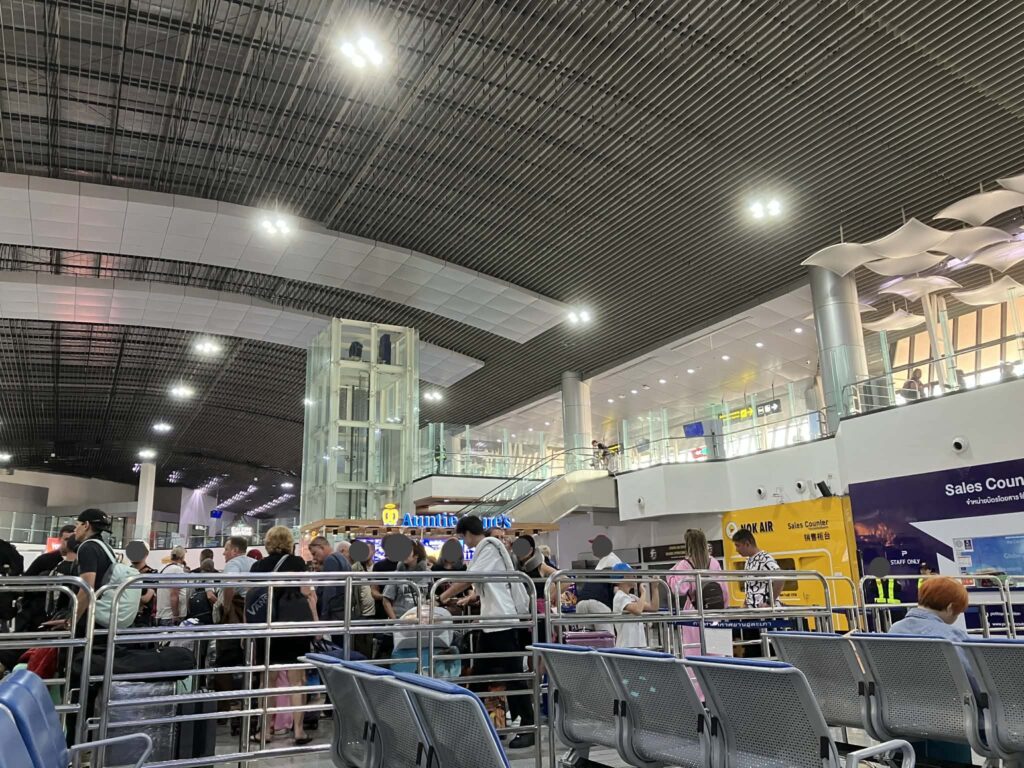 ウタパオ空港ターミナル内部の全体像