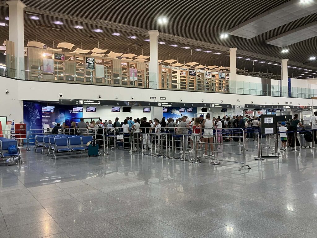 出発便が集中した時間帯のウタパオ空港チェックインカウンター