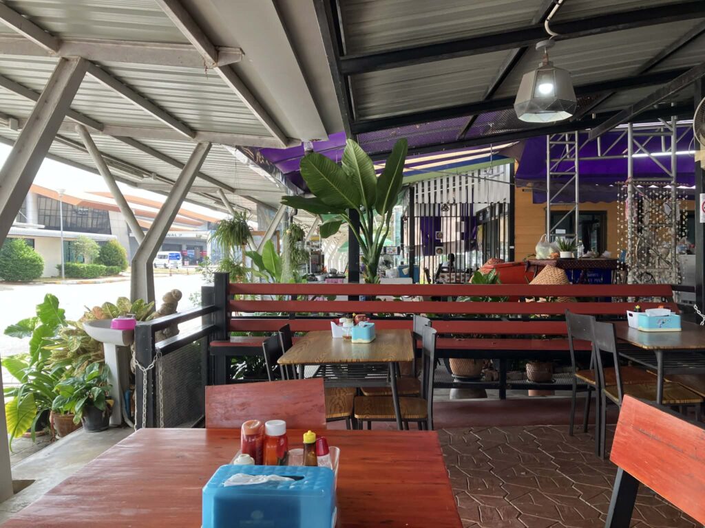 ウタパオ空港の斜め前にある屋外レストランの店内