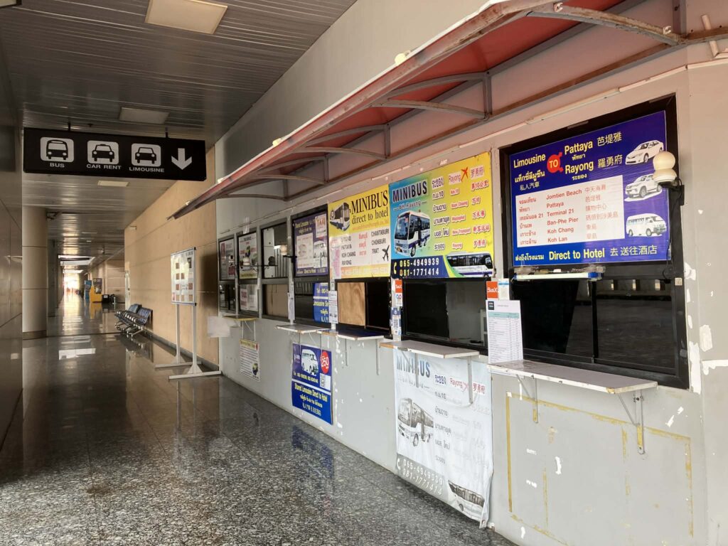 ウタパオ空港のリムジン/ミニバン受付カウンター周辺（案内板あり）