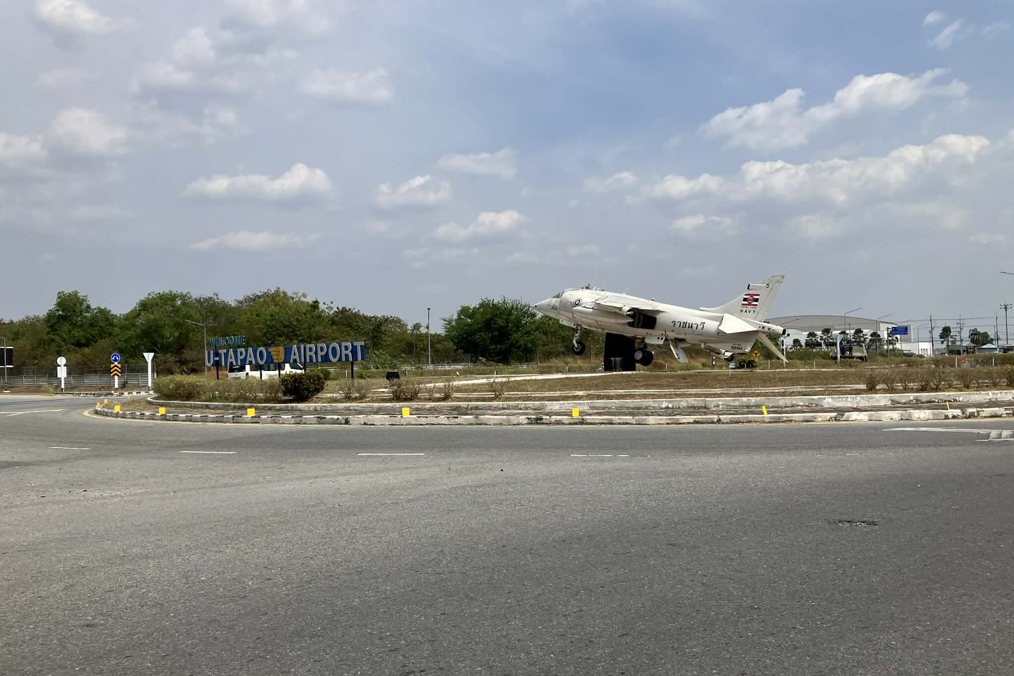 ウタパオ国際空港入口に設置された航空機モニュメントと空港サイン