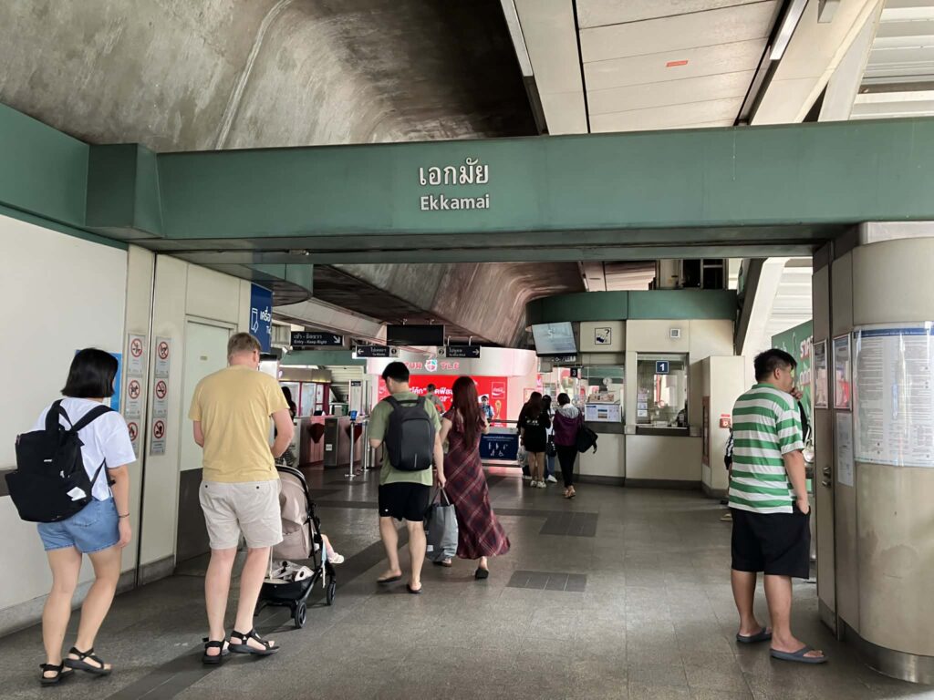 BTSエカマイ駅構内の東バスターミナル方面案内