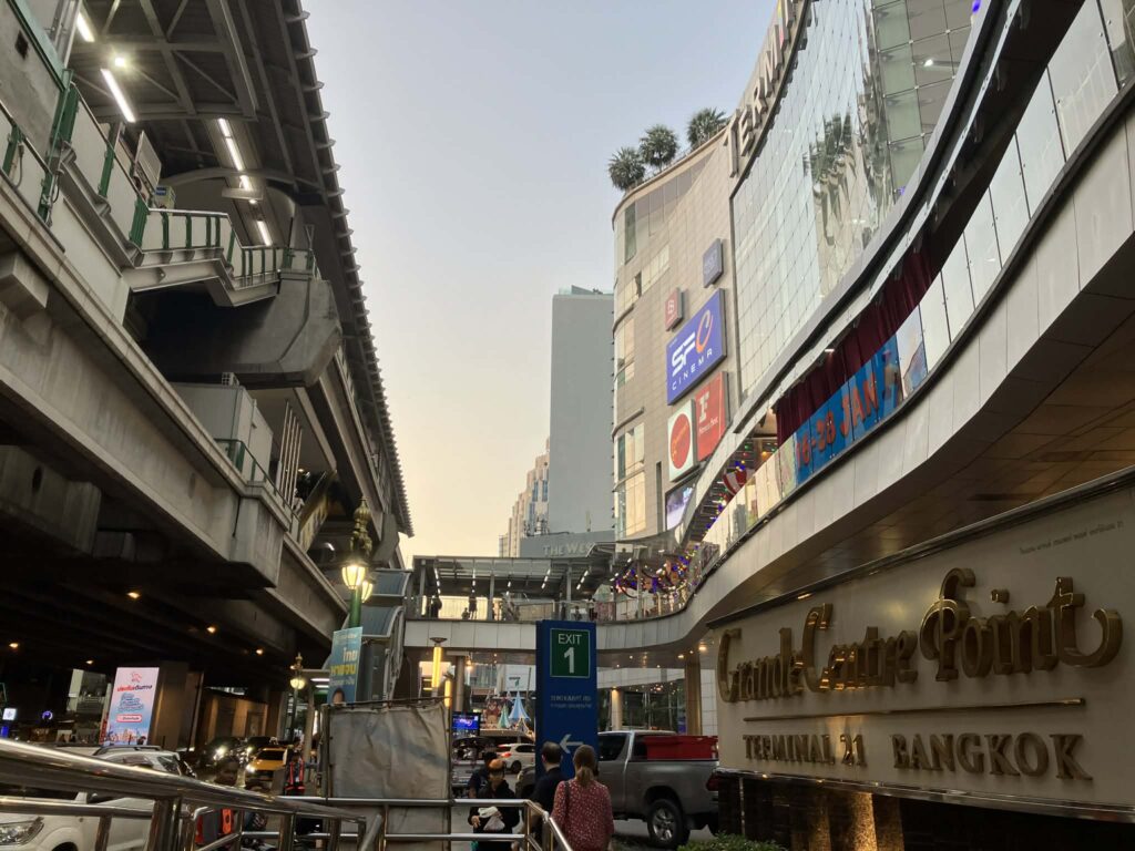 アソーク駅出口1とスクンビット通りの様子