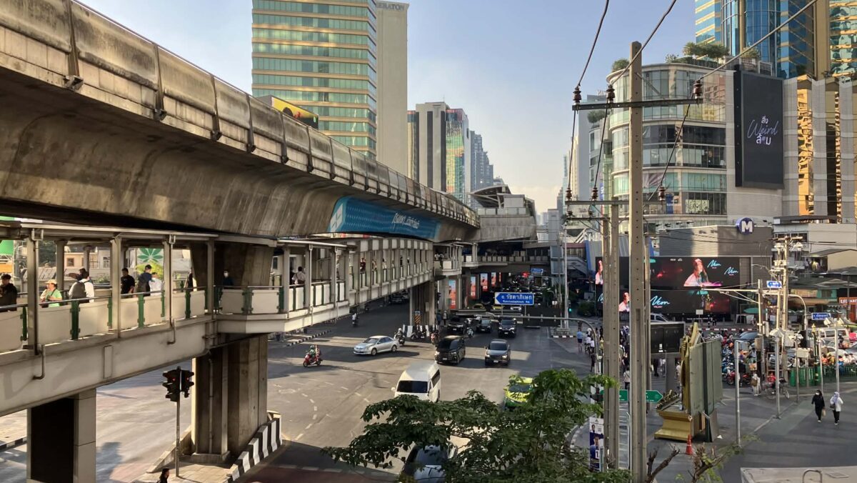 アソーク交差点とBTS高架、スクンビット中心部の街並み