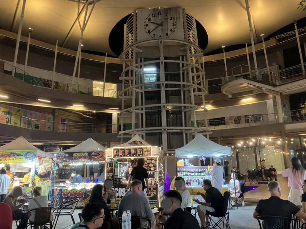 Avenue Indy Market中央の時計タワーと屋台エリア