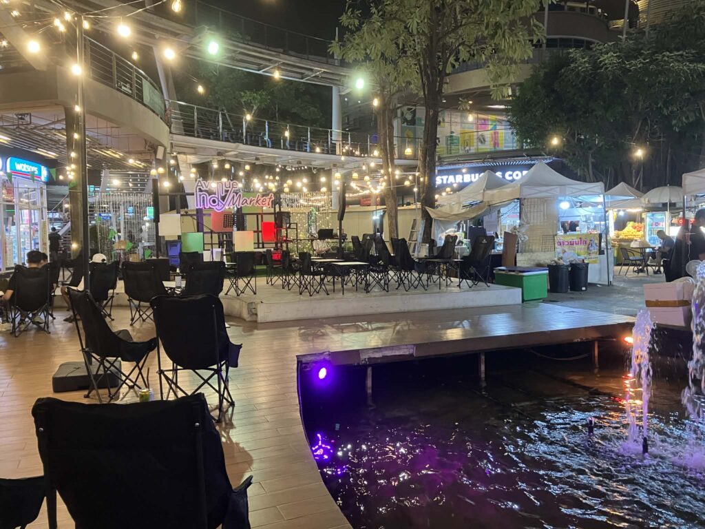 The Avenue Pattaya敷地内のAvenue Indy Market中庭スペースとステージ