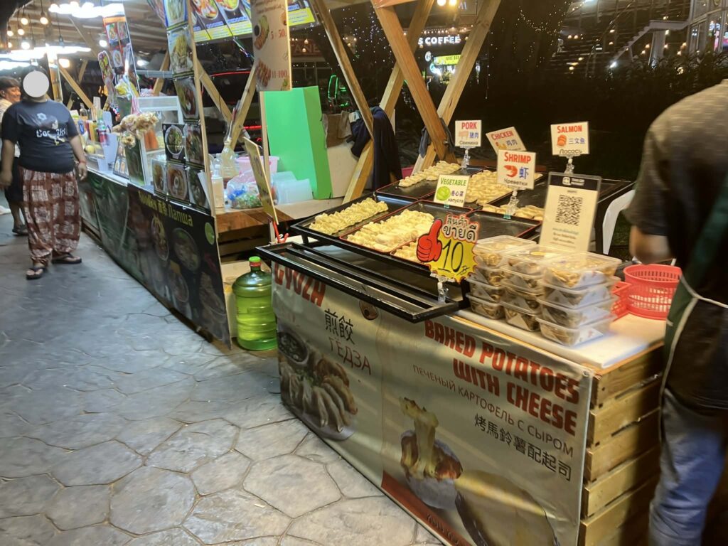 Avenue Indy Marketの餃子屋台と価格表示