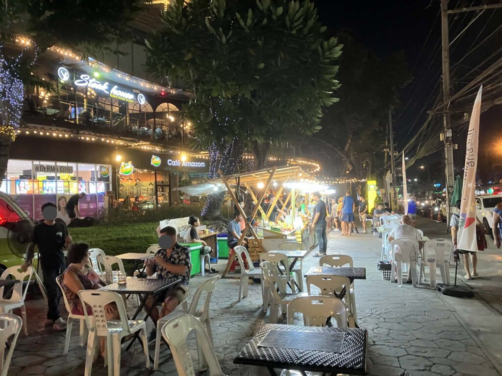 セカンドロード沿いのAvenue Indy Market屋台エリア