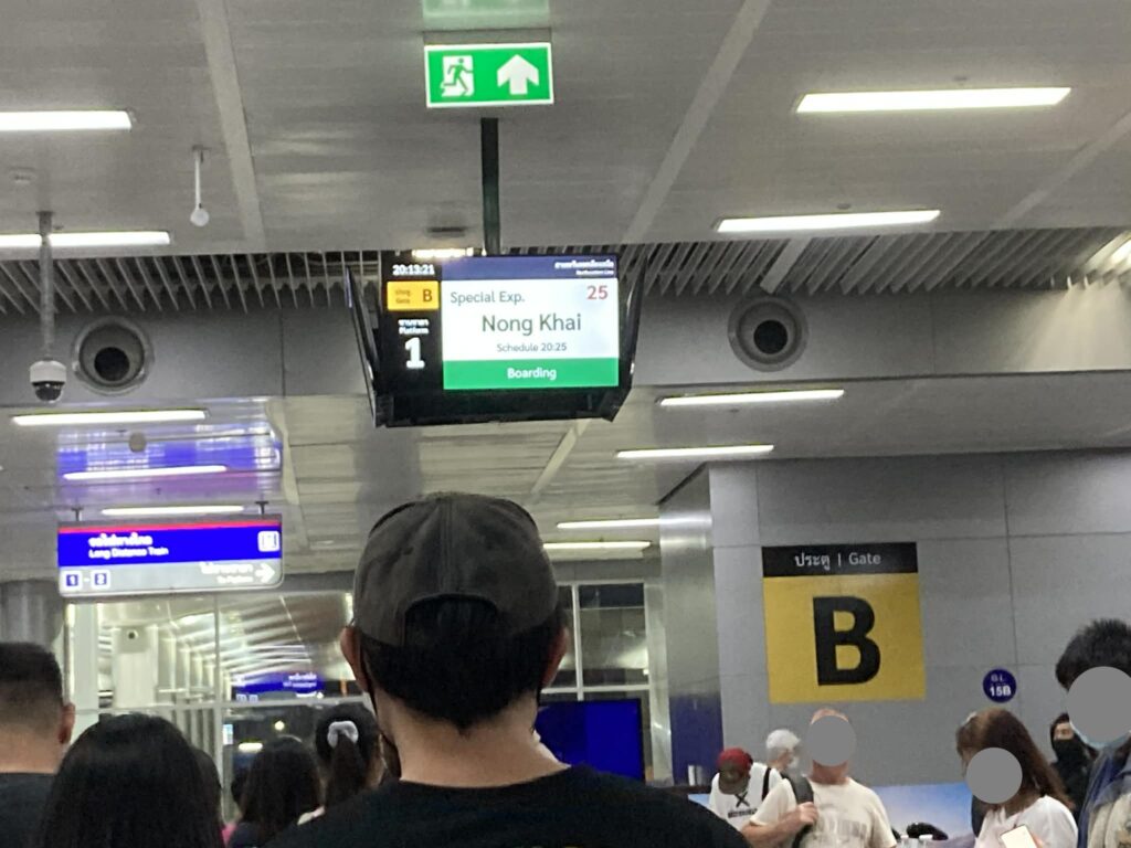 クルンテープ・アピワット中央駅の発車案内（ノーンカーイ行き）