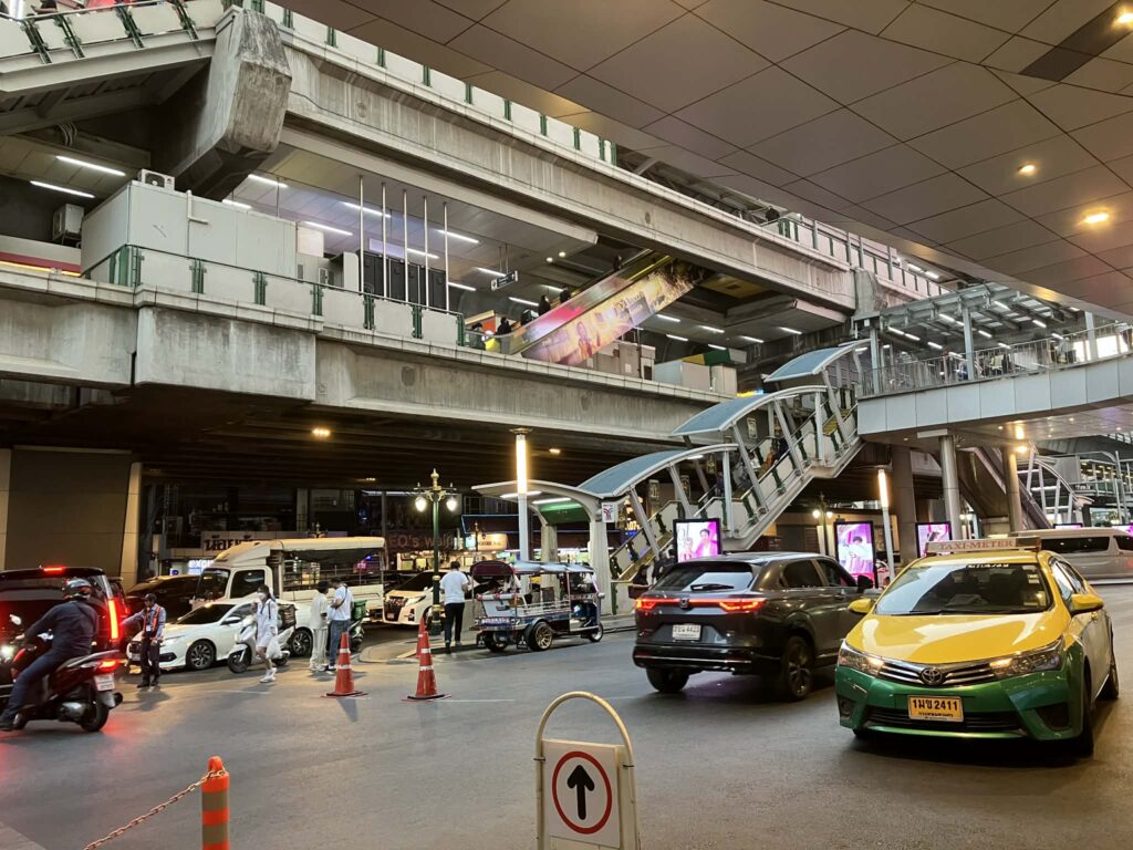アソーク駅出口周辺のスクンビット通りの様子