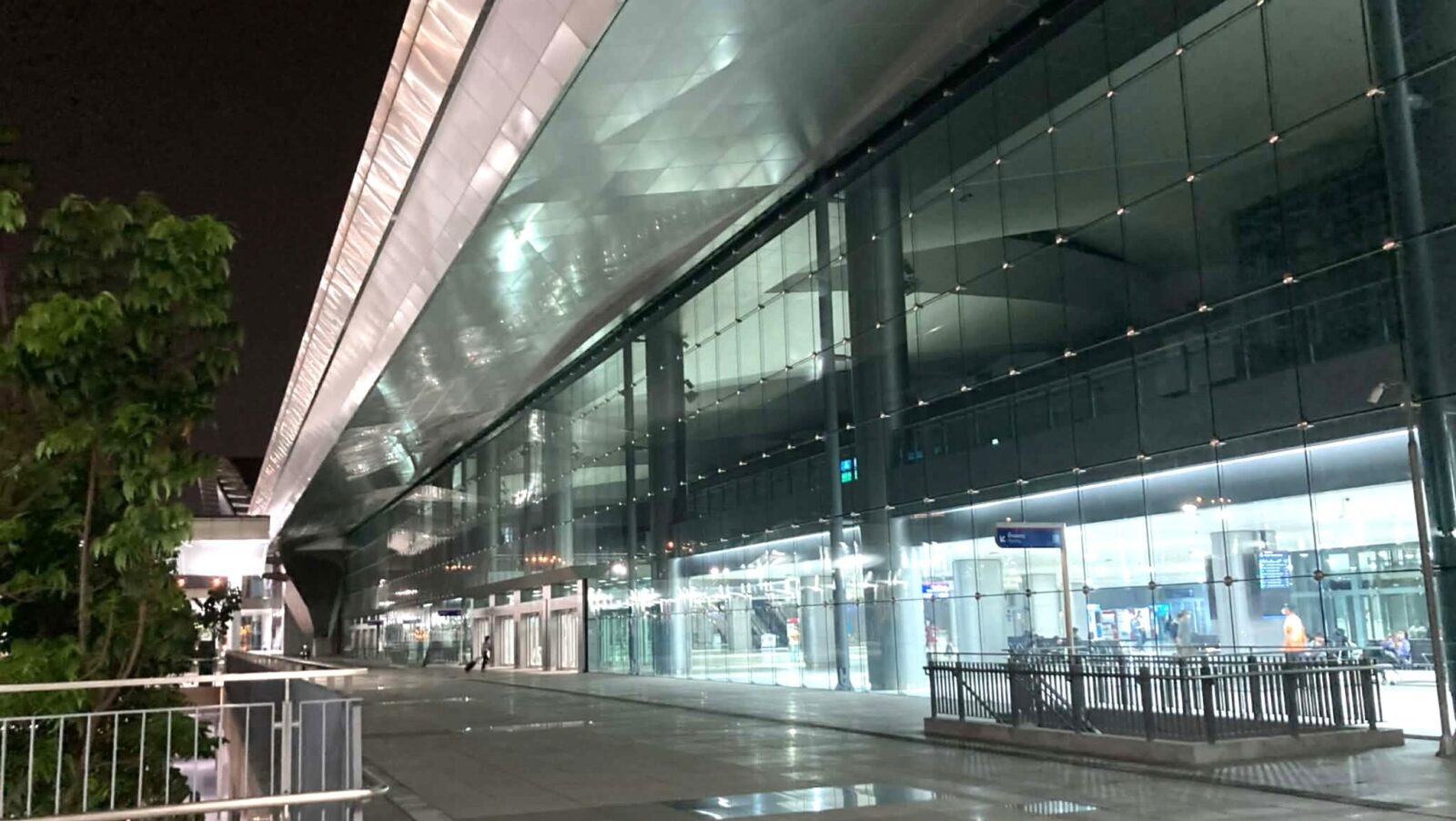 クルンテープ・アピワット中央駅（バンスー駅）の外観