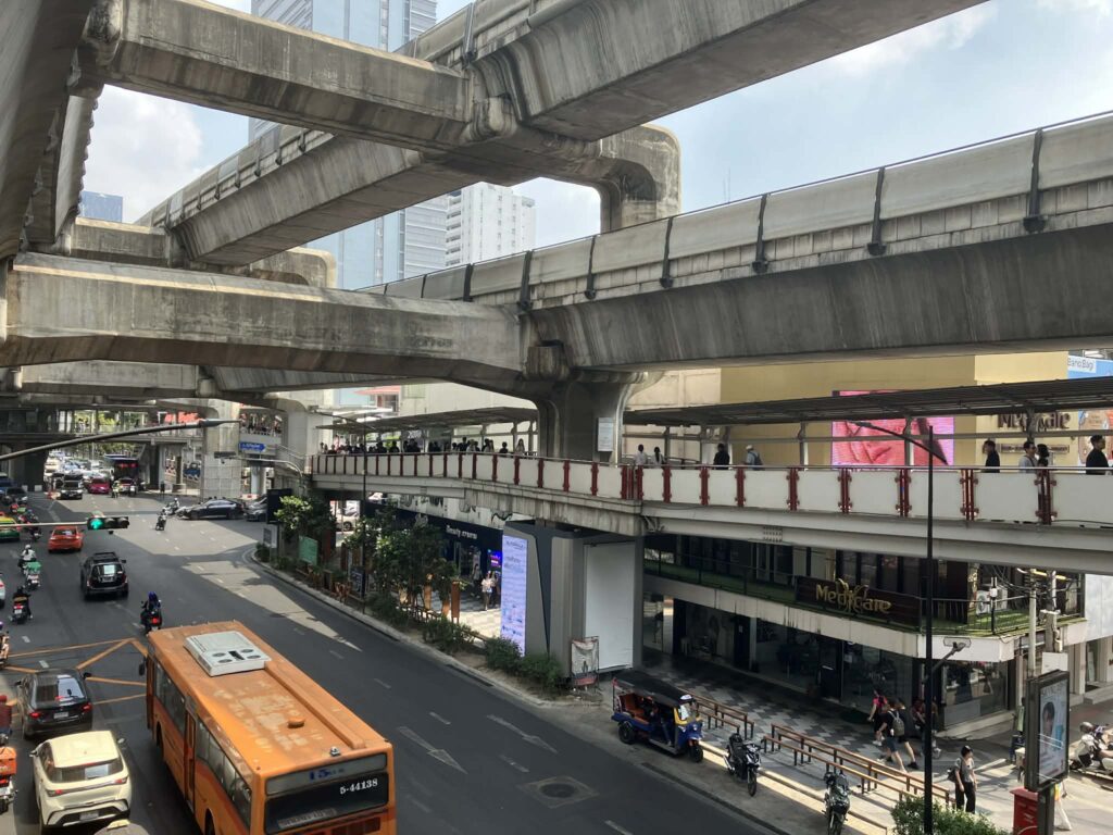BTS高架が重なるバンコク中心部