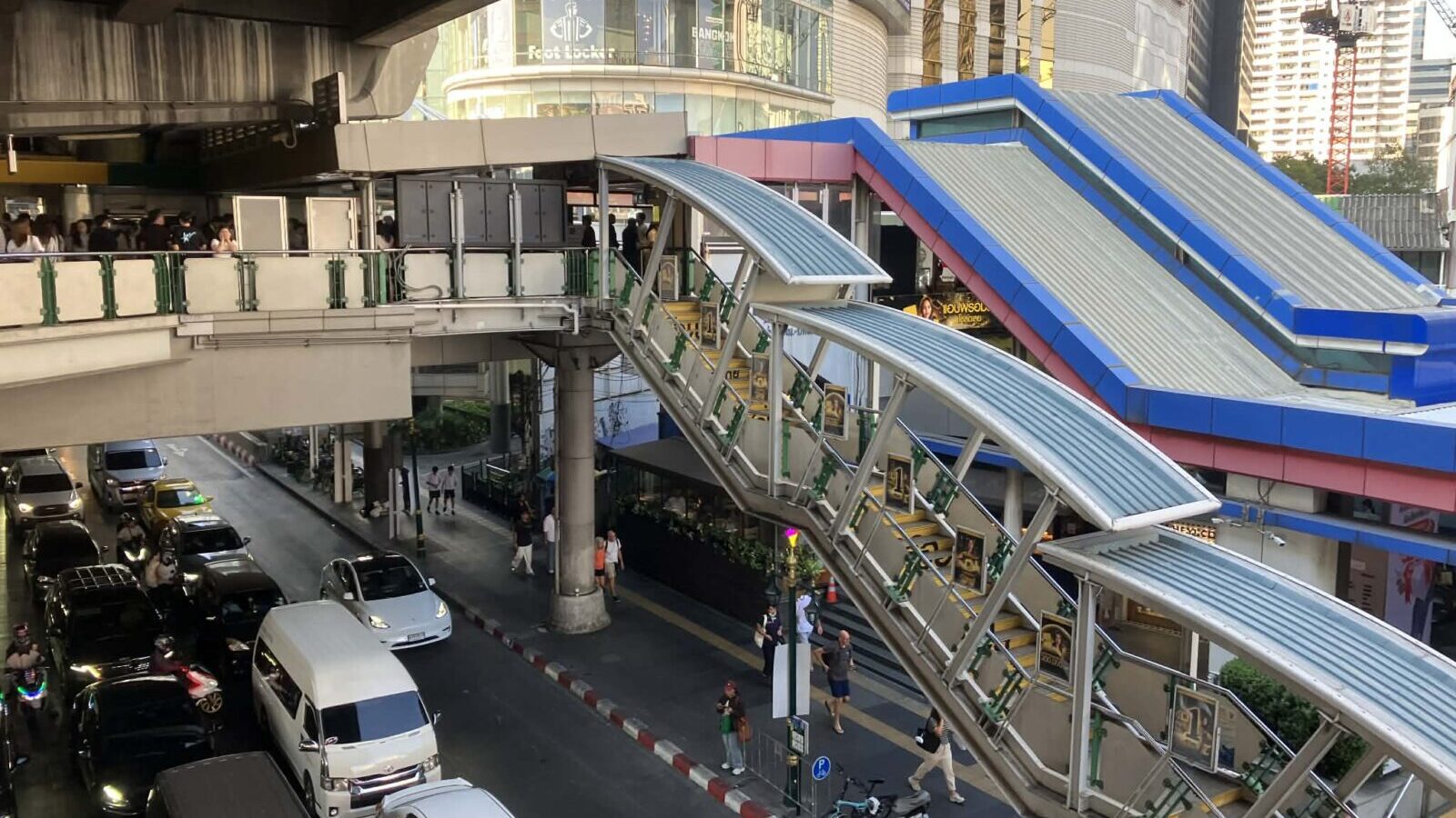バンコク中心部のBTSスクンビット線と高架道路の立体構造