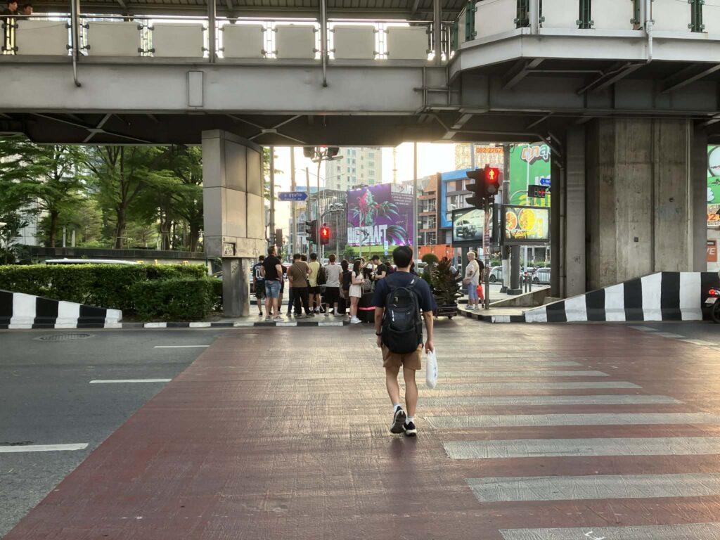 バンコクの横断歩道で信号待ちする人々