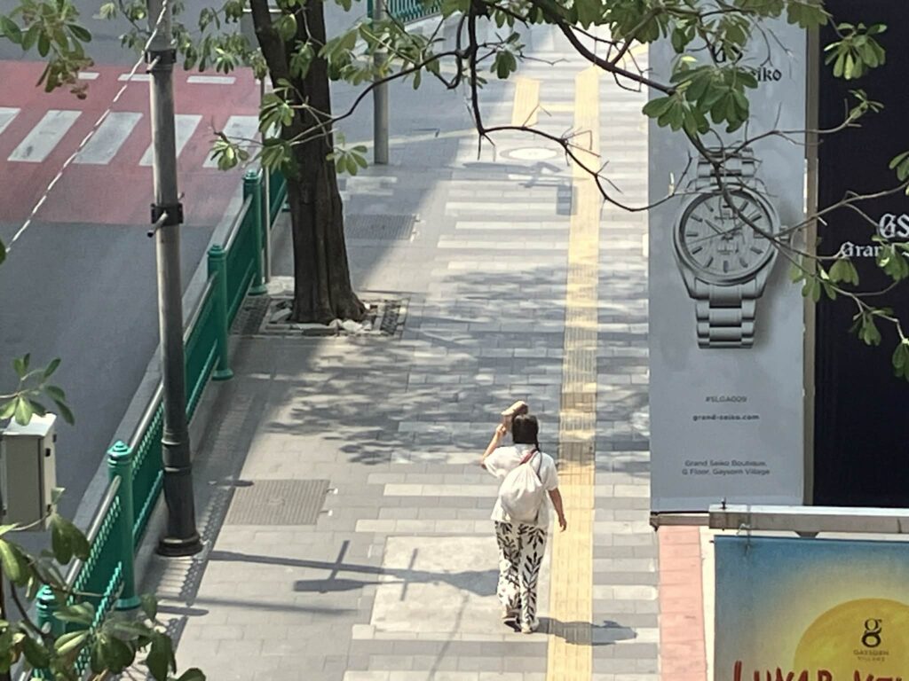 昼のバンコクを歩く人々