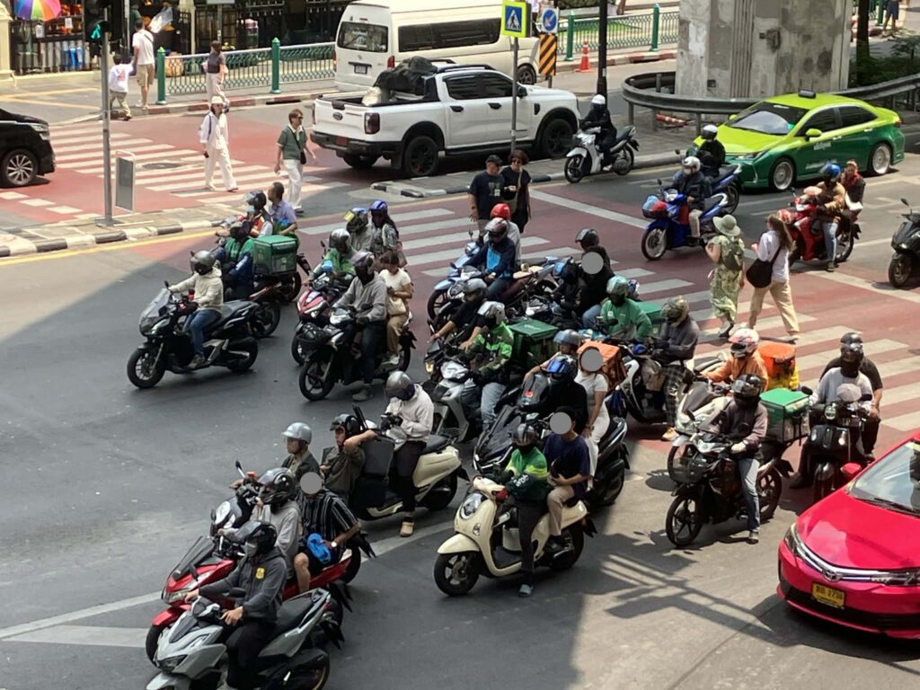 バンコク中心部の交差点で信号待ちするバイクの列