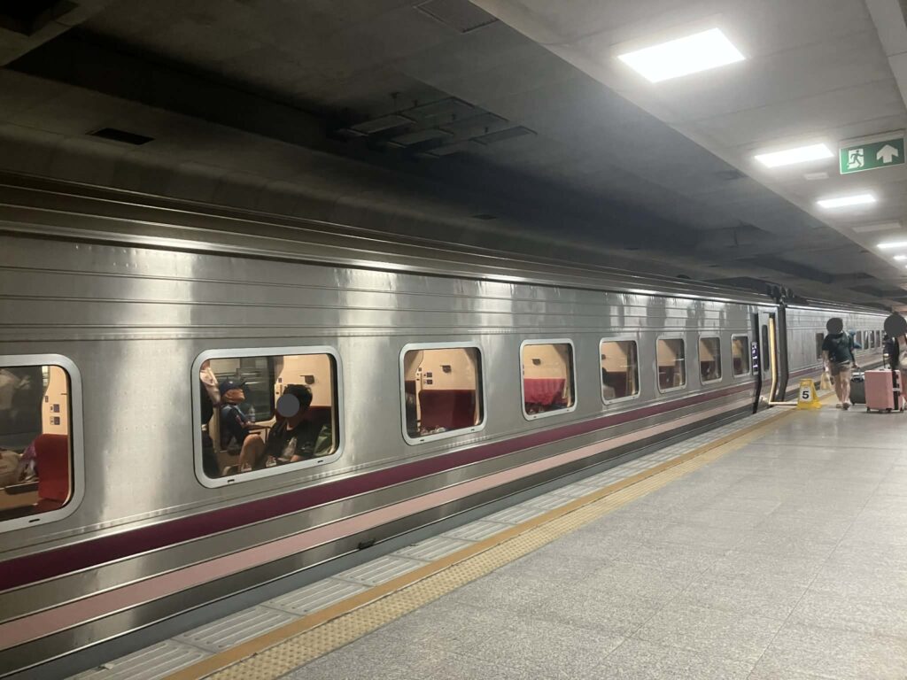 クルンテープ・アピワット中央駅の長距離列車ホーム