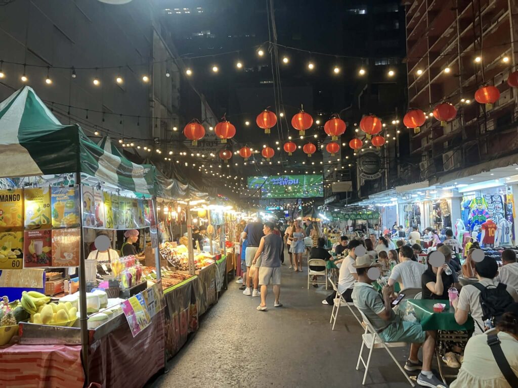 パッポン・ナイトマーケットの夜市通路と赤提灯