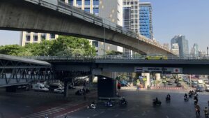 【2026年最新】バンコク市内の移動方法｜BTSとGrabどっち？一駅は歩ける？