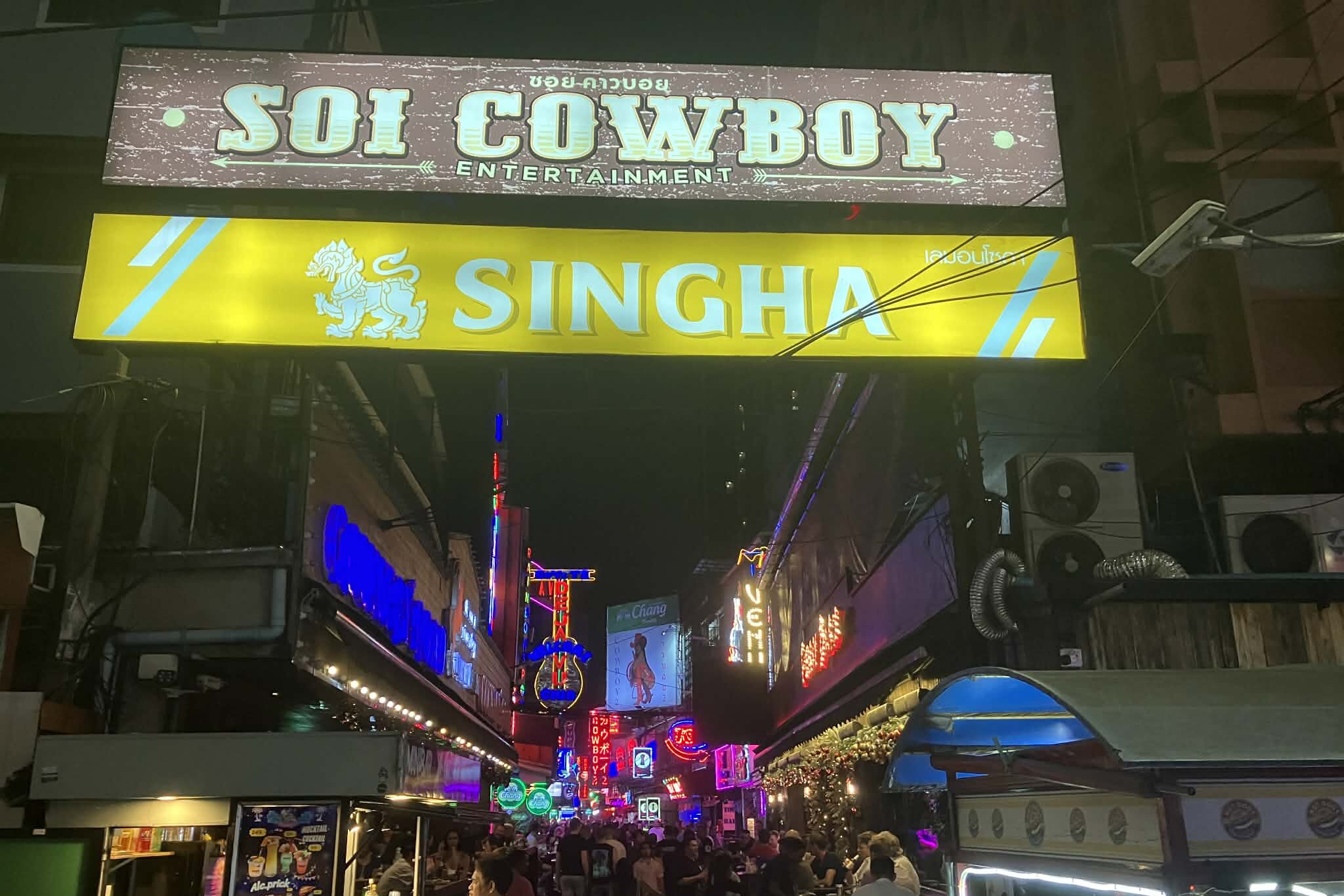 バンコク・ソイカウボーイの入口看板(夜)