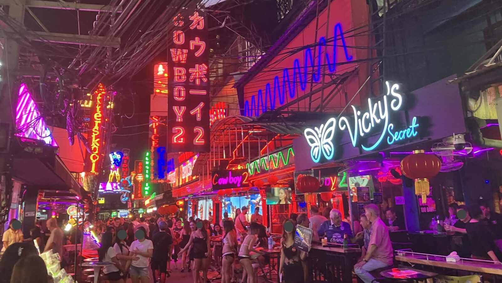 バンコク・ソイカウボーイの夜のネオン通り