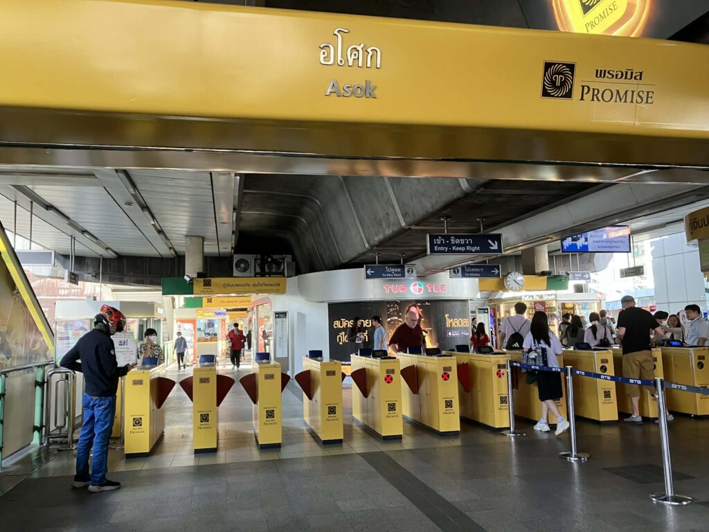 BTSアソーク駅の改札と出口表示