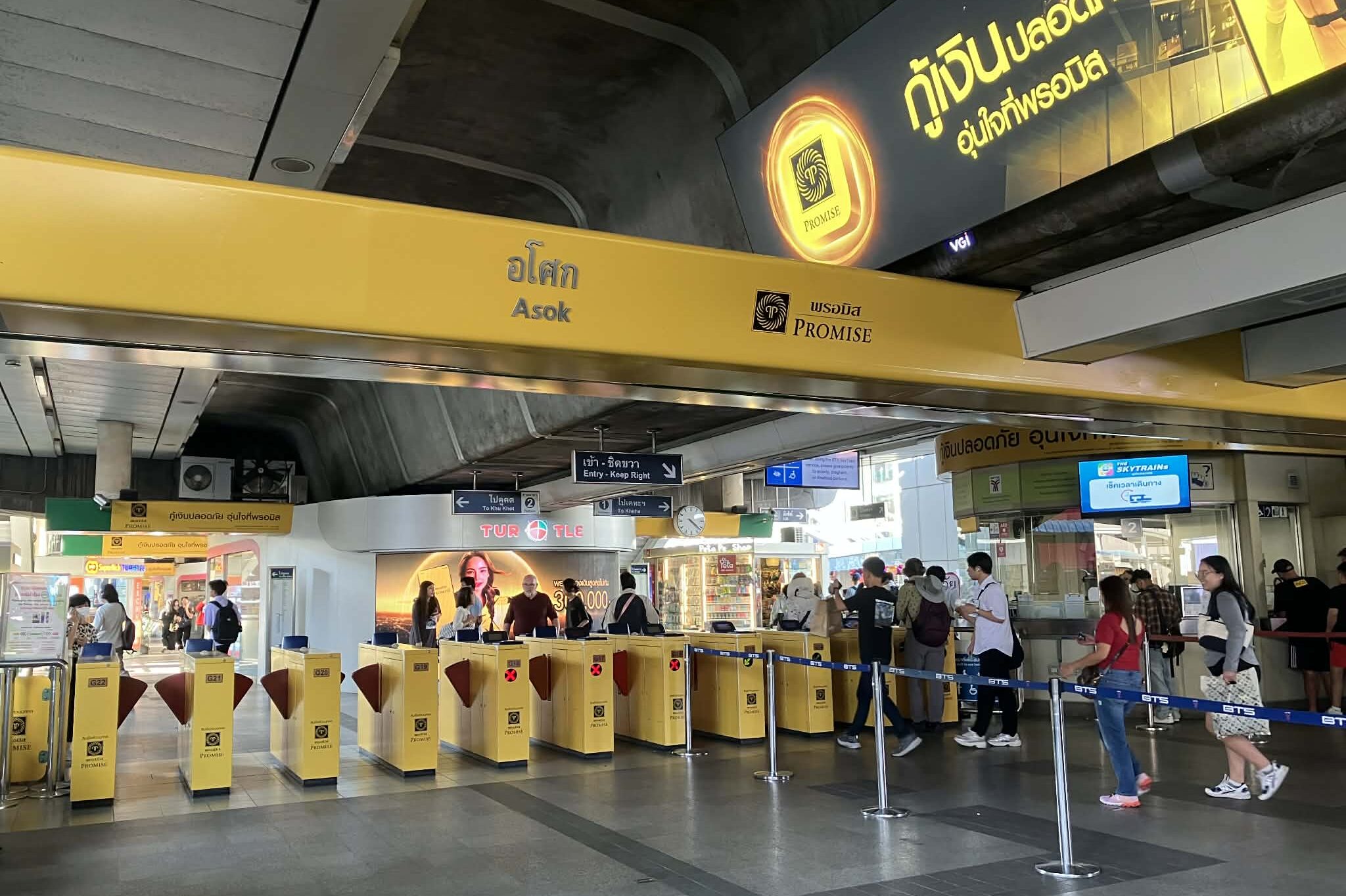 BTSアソーク駅の改札と構内の様子