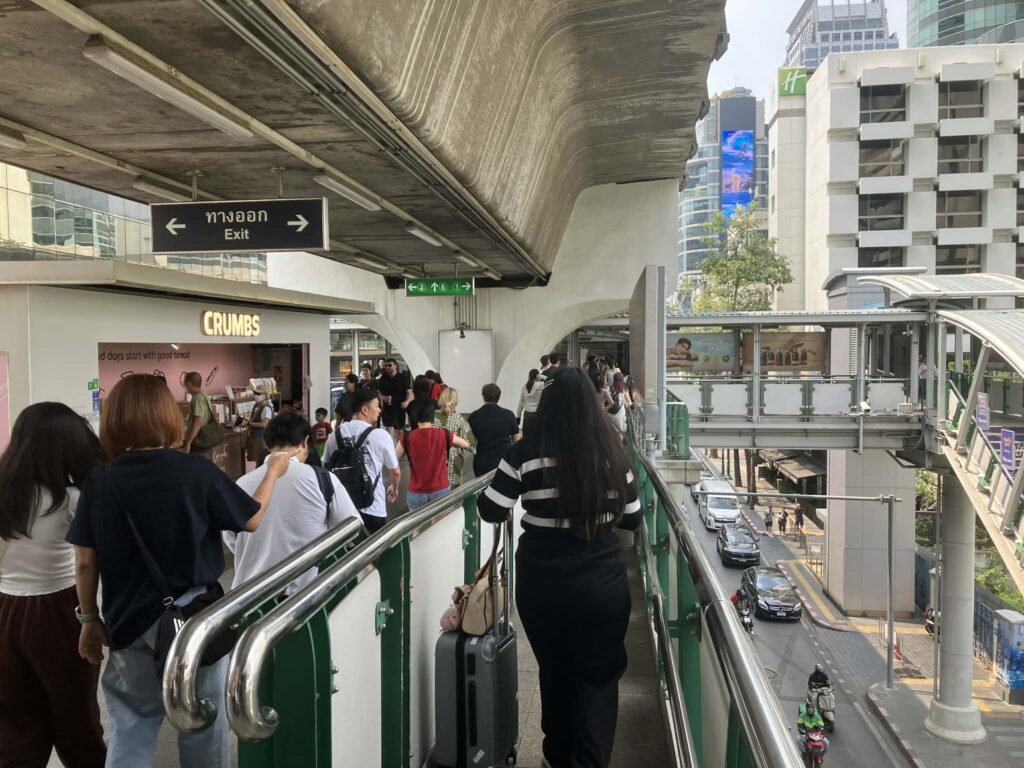 BTS駅出口付近のスカイウォーク混雑