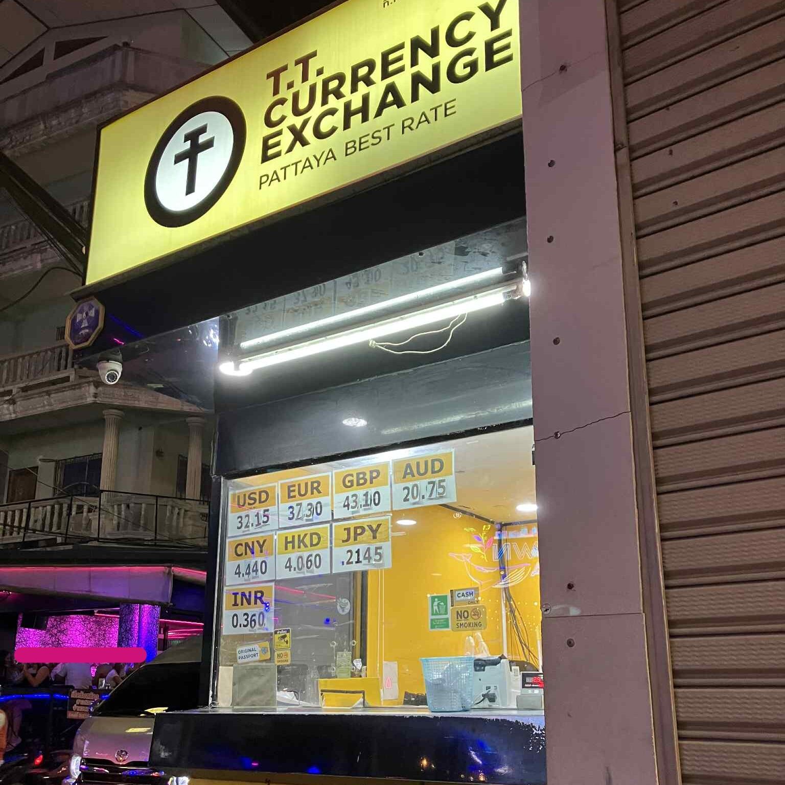 パタヤにあるT.T CURRENCY EXCHANGEの路上店舗