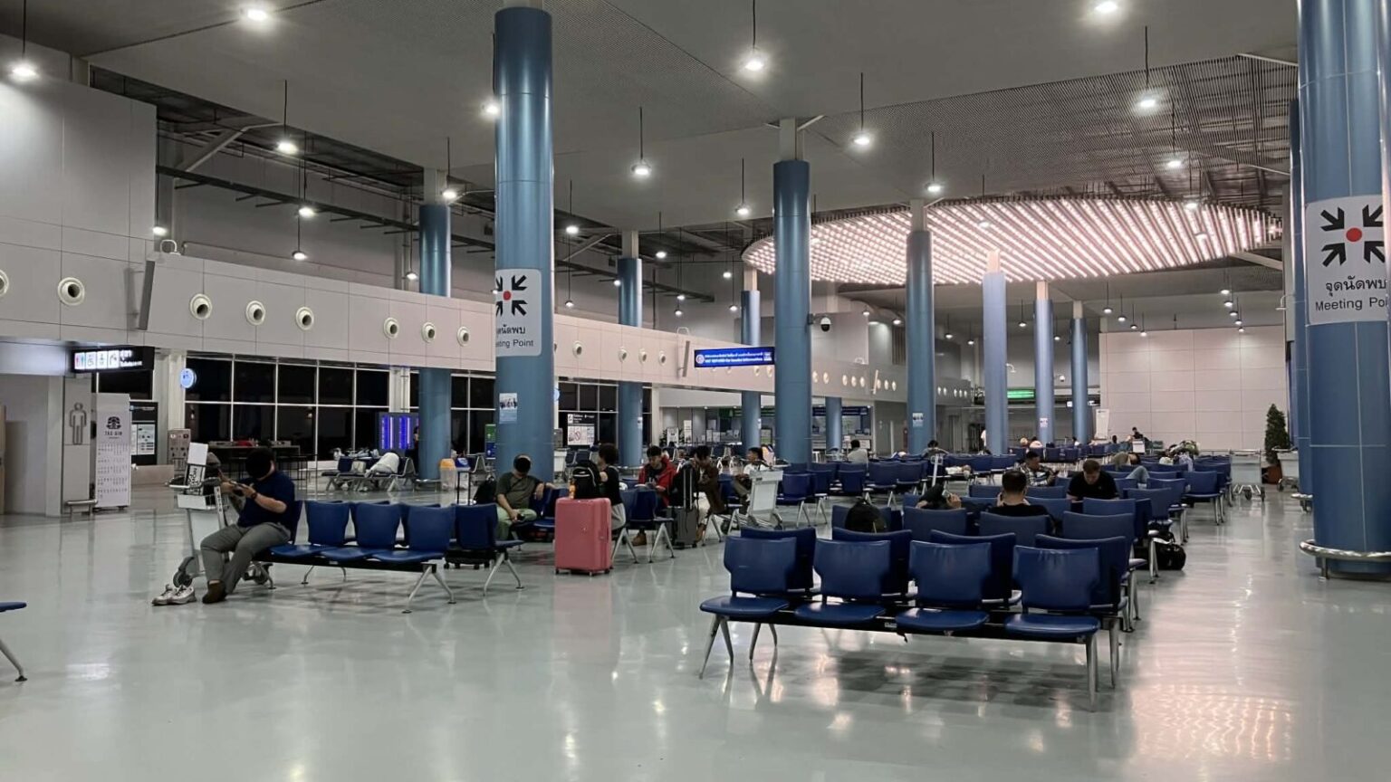 ドンムアン空港 国際線ターミナル 夜の待合エリア(Meeting Point付近)